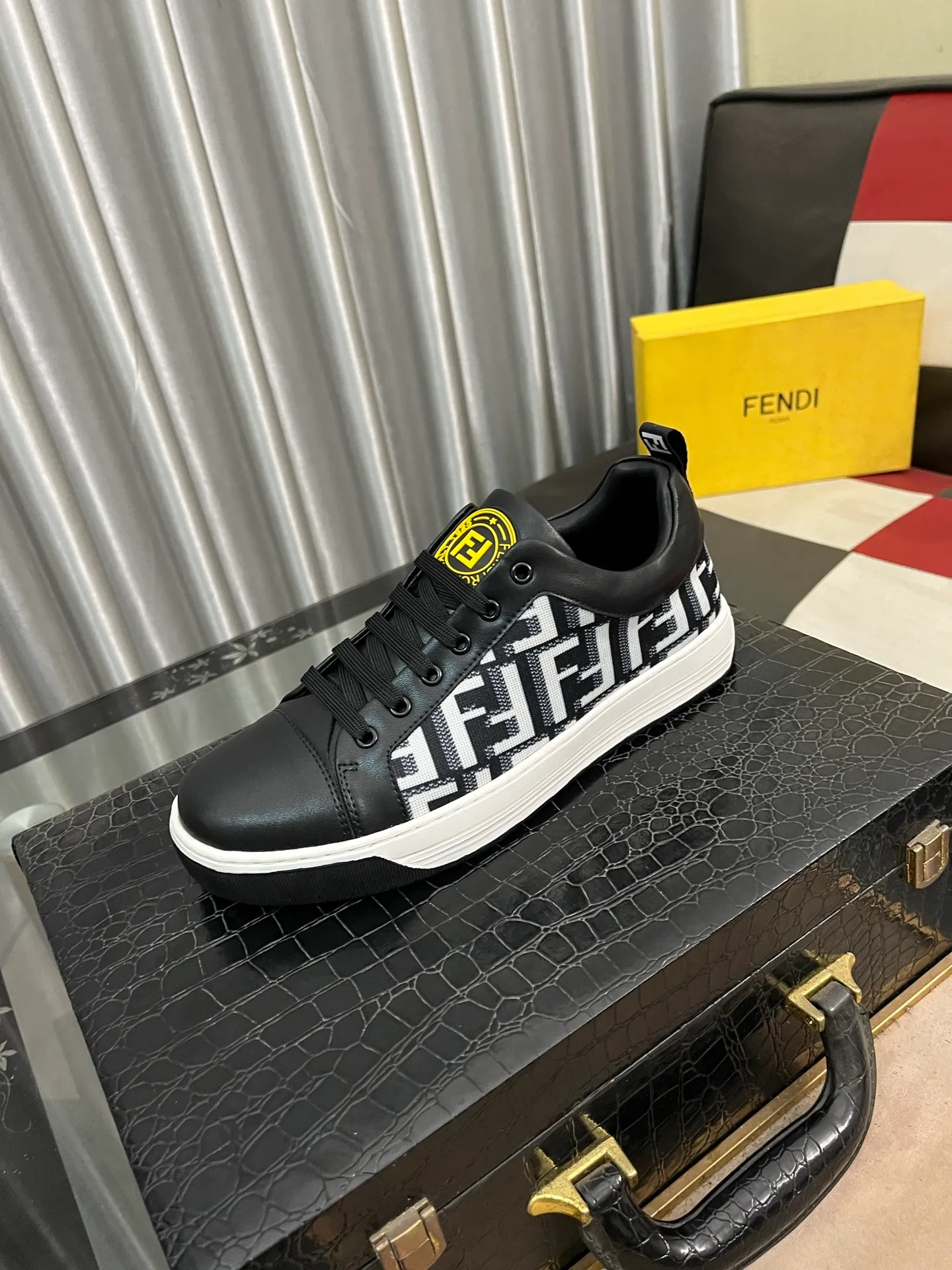 Men's Men's Shoes💰420⌚️⌚️[Fendi] Fendi's latest casual shoes for men! Available at counters simultaneously! Made entirely of imported top-grain calfskin, the interior is made of top-grain water-dyed cowhide, and the original factory-supplied rubber outsole. Leading new fashion concepts. Matching code: 38-442️⃣Colors available